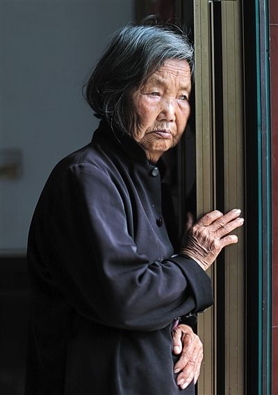 為了能“睡棺木”土葬，潘秀英四次喝農藥自殺，后被搶救過來。