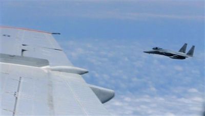國防部網(wǎng)站12日公布的視頻截圖,日本F-15軍機(jī)從中國圖-154機(jī)頭方向危險(xiǎn)切入,兩者最近距離約30米左右。