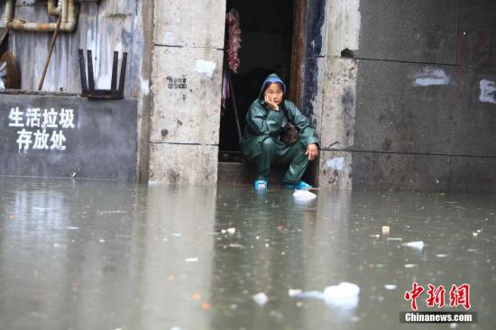 7月15日，因連日強(qiáng)降雨致長沙市開福區(qū)西長街街道出現(xiàn)嚴(yán)重內(nèi)澇，最深水位超過一米，沿街60余戶門面進(jìn)