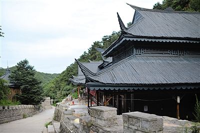 　7月9日，密云水庫附近隸屬于某單位的栗林度假山莊，建筑風格古色古香