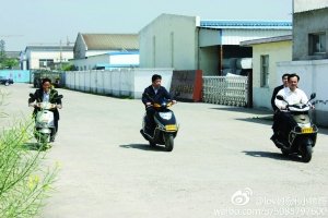 網友稱儀征市委書記程希騎摩托車下鄉沒戴頭盔。