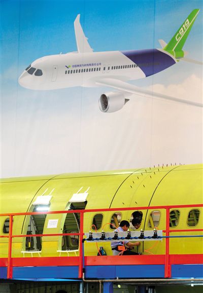 昨日，中國(guó)商飛總裝制造中心技術(shù)人員對(duì)接C919首架機(jī)的機(jī)體。新華社記者 丁汀 攝