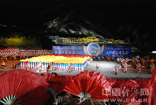 中國(guó)西藏旅游文化節(jié)開(kāi)幕式表演。