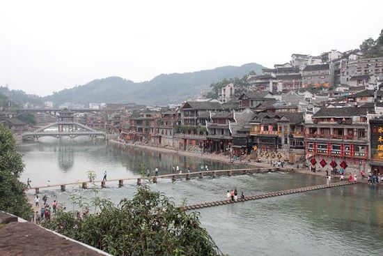 鳳凰古城以被吐槽七次高居最想吐槽榜榜首，而這七次吐槽全部來(lái)自在鳳凰古城隨機(jī)采訪的10名游客中。