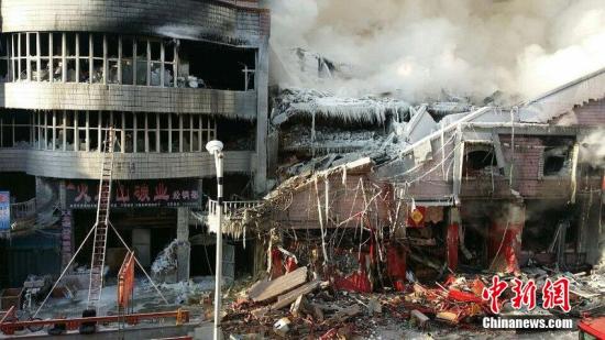 2015年1月3日，哈爾濱市道外區太古街著火塌方現場，火又燒了起來