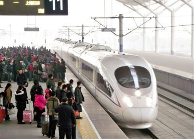 　2014年1月3日，江蘇徐州，旅客在等候乘坐京滬高鐵和諧號動車組列車。圖/CFP
