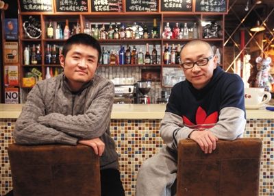 　14日，西安交通大學(xué)路66號(hào)公路咖啡館，苗阜（左）、王聲（右）兩位青年相聲演員今年將第一次登上春晚