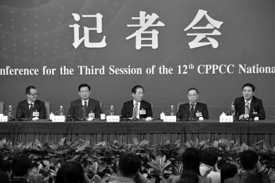 昨日，政協(xié)十二屆三次會議舉行記者會，五位嘉賓回答中外記者提問。京華時報記者王海欣攝