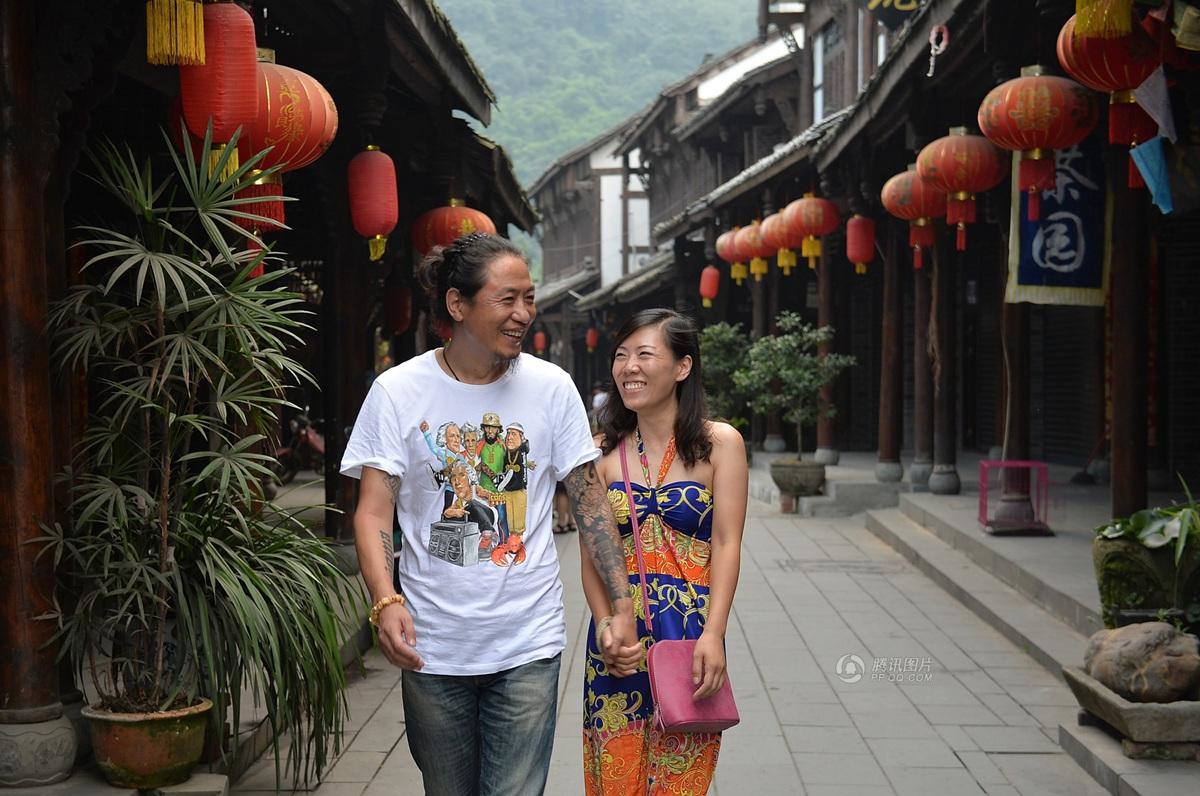圖為7月20日，顧少強(qiáng)和老公于夫在成都街子古鎮(zhèn)，兩人剛于7月6日登記結(jié)婚。王勤/CFP