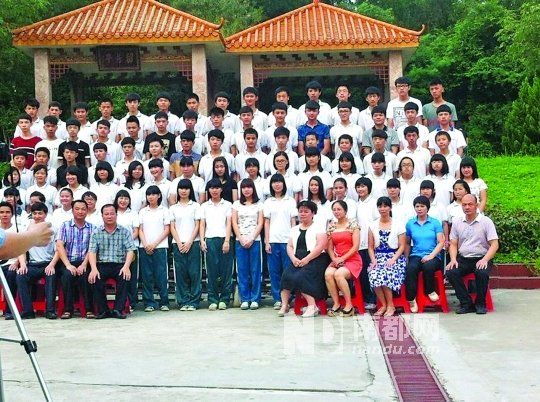 畢業照中間留出四個空位。