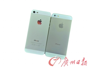 從背面看，真蘋果手機(jī)（左）的攝像頭要大一點(diǎn)，而且蘋果的Logo比較光亮，容易反光。