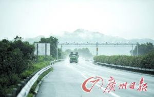 　當(dāng)天事故發(fā)生的現(xiàn)場處于一個(gè)彎道，很多司機(jī)反映說來不及減速。