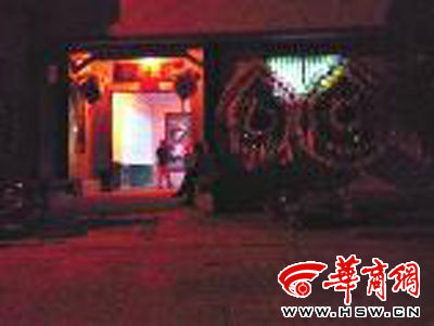 昨晚8時許，老人的大兒子的家正在辦喪事，屋外擺放著花圈 本報記者張超攝