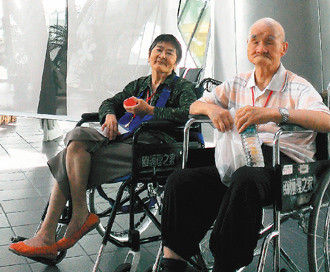臺灣老夫妻“王爺爺”及“王奶奶”，雙雙失智，但兩人“即使遺忘了全世界，也不會忘了彼此”，片刻也不想分離，深厚情感令人感動。臺灣《聯合報》圖