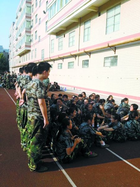 女孩們說(shuō)，這道“人影陰涼”，為高中時(shí)代的記憶鑲上了一顆珍珠 網(wǎng)友供圖