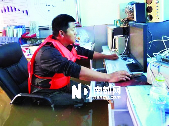 8月31日，黑龍江撫遠(yuǎn)氣象局人員在工作中，洪水已將椅座淹沒。圖片來源：中國(guó)氣象網(wǎng)