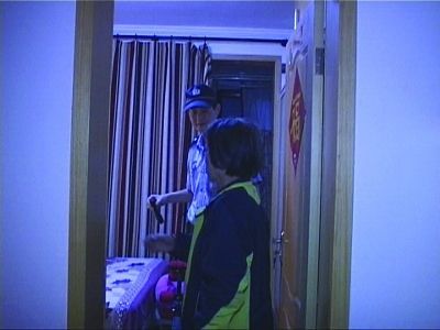 民警幫老人檢查沒發(fā)現(xiàn)有炸彈。