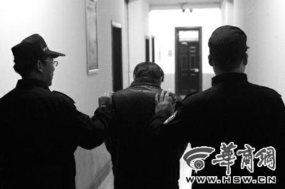 　昨日，西安市長(zhǎng)延堡派出所，砍傷醫(yī)生的插隊(duì)患者已被警方控制 本報(bào)記者 張喆 攝