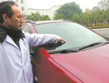 唐中山的車玻璃被醉酒男子砸壞。