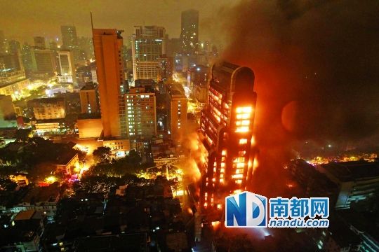 昨晚近7時，廣州越秀區起義路217號建業大廈發生火災。火勢猛烈，將整棟大樓都燒了個通透。