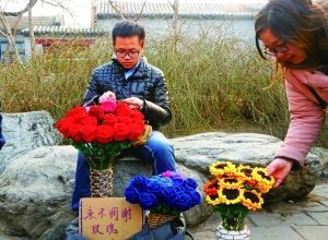 李博文周末在什剎海擺攤賣花。 晨報(bào)記者 王巍/攝