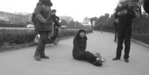 鄭大姐坐在地上，警方趕到進(jìn)行施救。（視頻截圖由警方提供）