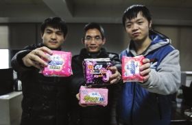 伍鋒明（中）、楊尚文（左）與馮鵬舉通過網上售賣衛生巾實現創業夢想。