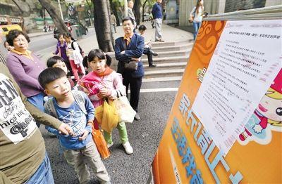 昨日，中華路小學(xué)貼出告示，提醒家長不要相信傳言。