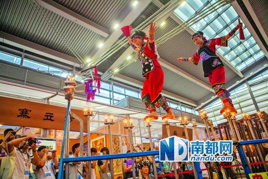 2號展館，苗族姑娘表演踩燈泡絕技《電光玫瑰》，赤腳踩上40瓦的燈泡并做出高難度動作。 南都記者 霍健斌 攝