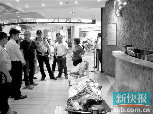 昨日，劉姐的行為引來眾人圍觀，警方再次到場進(jìn)行調(diào)解。