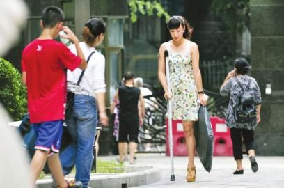 7月11日，阿依穿著高跟鞋在小區拿快遞。