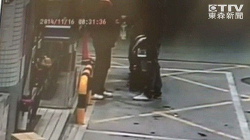 監視器拍下男子騎車到加油站買由。圖自東森新聞