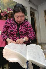 背單詞，是很多學(xué)生學(xué)習(xí)英語(yǔ)時(shí)最頭疼的事兒，而西安51歲大學(xué)英語(yǔ)老師李艷芝在兩年內(nèi)背完《英漢大詞典》22萬(wàn)個(gè)英語(yǔ)詞匯，學(xué)生稱(chēng)贊其為一本活的《英漢大詞典》；兒子自小患有自閉癥，生活不能自理，20年前又與丈夫離婚，面對(duì)生活的不幸，她秉承“你必須一直向前”的信念。