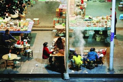 那邦鎮以往熱鬧的夜市，因為中緬邊境的戰亂，而變得冷冷清清 特派記者 賈代騰飛 攝