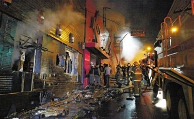 27日凌晨，巴西南里奧格蘭德州圣瑪麗亞市一家夜總會突發(fā)大火，造成至少245人死亡。圖為消防人員正在現場滅火救援。
