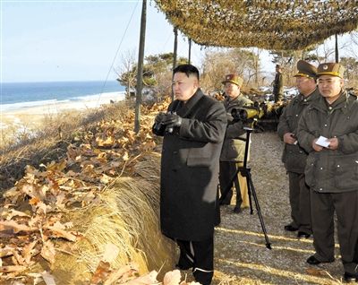 25日，朝鮮最高領(lǐng)導(dǎo)人金正恩指導(dǎo)朝鮮軍隊進行登陸及反登陸訓(xùn)練。