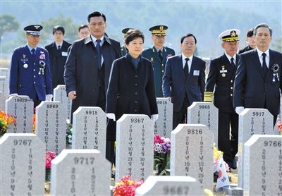 26日，韓國總統(tǒng)樸槿惠參加“天安”艦事件3周年紀念活動，悼念在事件中身亡的韓國士兵。