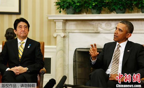 　正在美國(guó)訪問(wèn)的日本首相安倍晉三2月22日在白宮與奧巴馬進(jìn)行首次會(huì)晤。