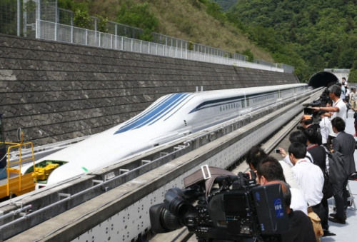 日本最新型磁懸浮列車登場，時速為500公里。