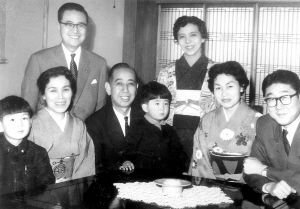 安倍家族推進(jìn)日本修憲半個(gè)多世紀(jì),圖中間為安倍坐在外公岸信介膝上,右一為安倍父親安倍晉太郎,右三為安倍母親安倍洋子。