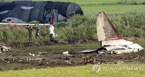 當(dāng)?shù)貢r(shí)間28日下午2時(shí)8分許，韓國(guó)一架空軍教練機(jī)T-50在全羅南道光州市西區(qū)細(xì)荷洞農(nóng)田墜毀。
