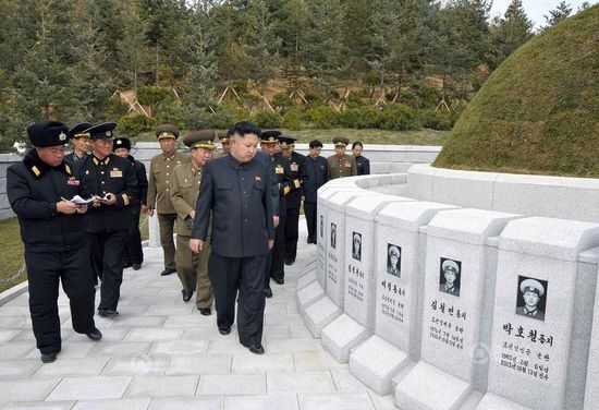原文配圖：金正恩前往烈士墓拜祭。