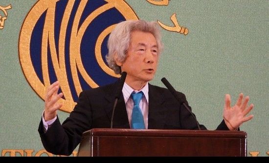 日本前首相小泉純一郎11月12日發(fā)表演說，支持安倍晉三對(duì)中國(guó)強(qiáng)硬，并鼓動(dòng)其參拜靖國(guó)神社。