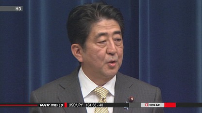 日本首相安倍晉三出發前往瑞士前接受記者采訪。