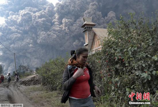 當地時間2月1日，印尼錫納朋火山持續噴發。
