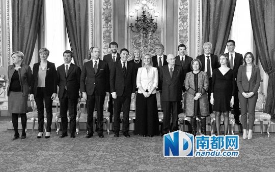 2月22日，在意大利羅馬總統府，新任總理馬泰奧·倫齊(前左五)與總統納波利塔諾(前右四)及新內閣成員