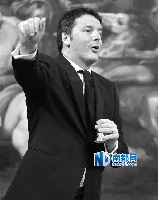 2月22日，在意大利羅馬總理府，新任總理馬泰奧·倫齊搖鈴象征正式行使總理權力。