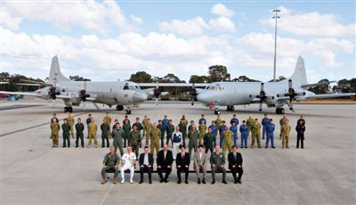 4月29日，參與搜尋馬航失聯(lián)客機的多國軍人和軍機在珀斯皮爾斯空軍基地合影。5月1日，馬航宣布搜尋進入新階段，重點將借助不同技術(shù)擴大海底搜尋。