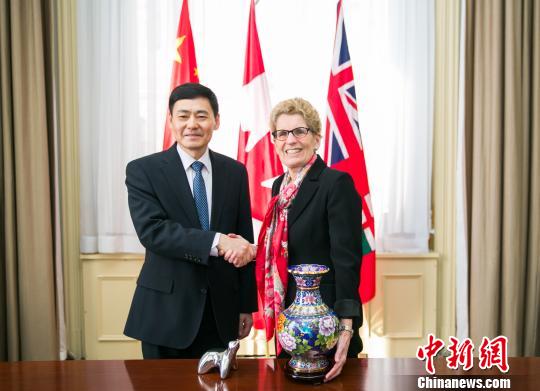 　圖示省長韋恩（右）與薛冰總領事首度官式會晤?！“彩?攝