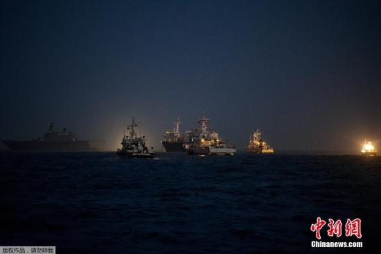 當地時間2014年4月24日，搜救人員在全羅南道珍島郡海域24小時不分晝夜的搜尋沉船事故失蹤者。